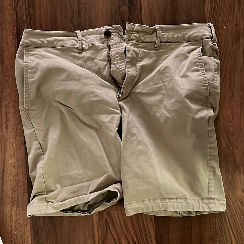 abercrombie and fitch shorts. hit just above the knee. 33w